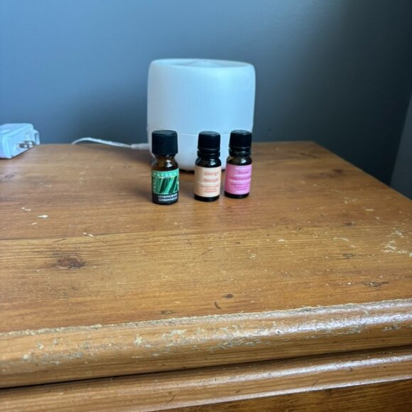 Diffuser with 3 Essential Oils - Picture 1 of 2
